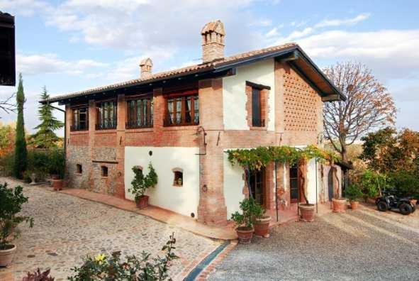 Cascina La Buca Guest House Castello di Serravalle Екстериор снимка