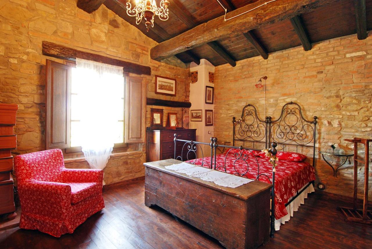 Cascina La Buca Guest House Castello di Serravalle Екстериор снимка