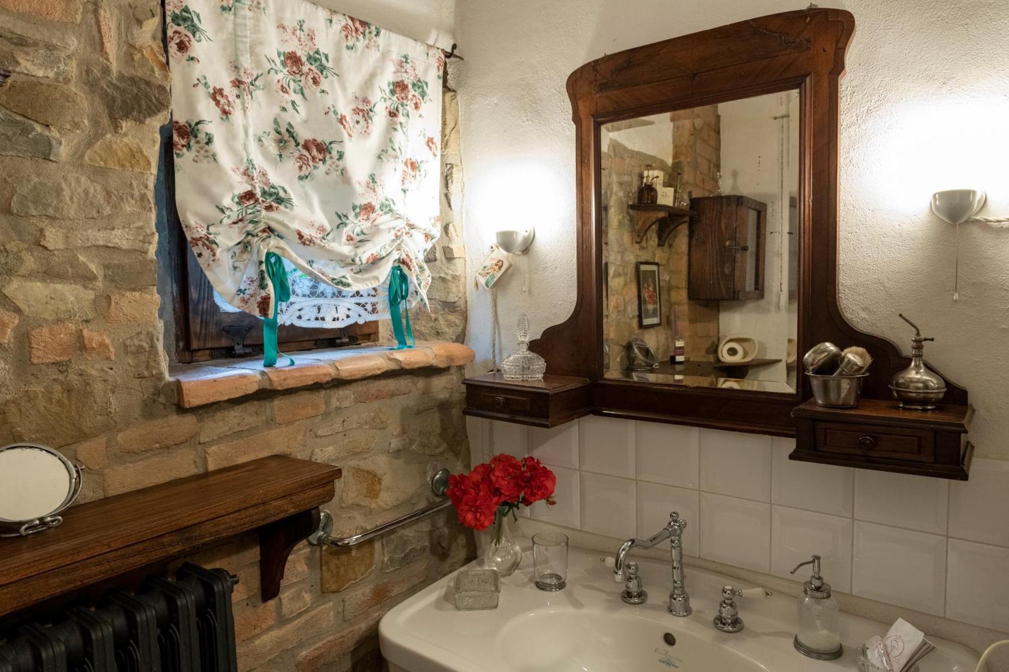 Cascina La Buca Guest House Castello di Serravalle Екстериор снимка