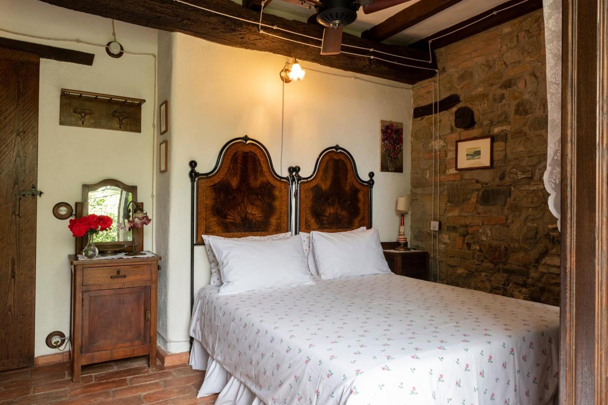 Cascina La Buca Guest House Castello di Serravalle Екстериор снимка
