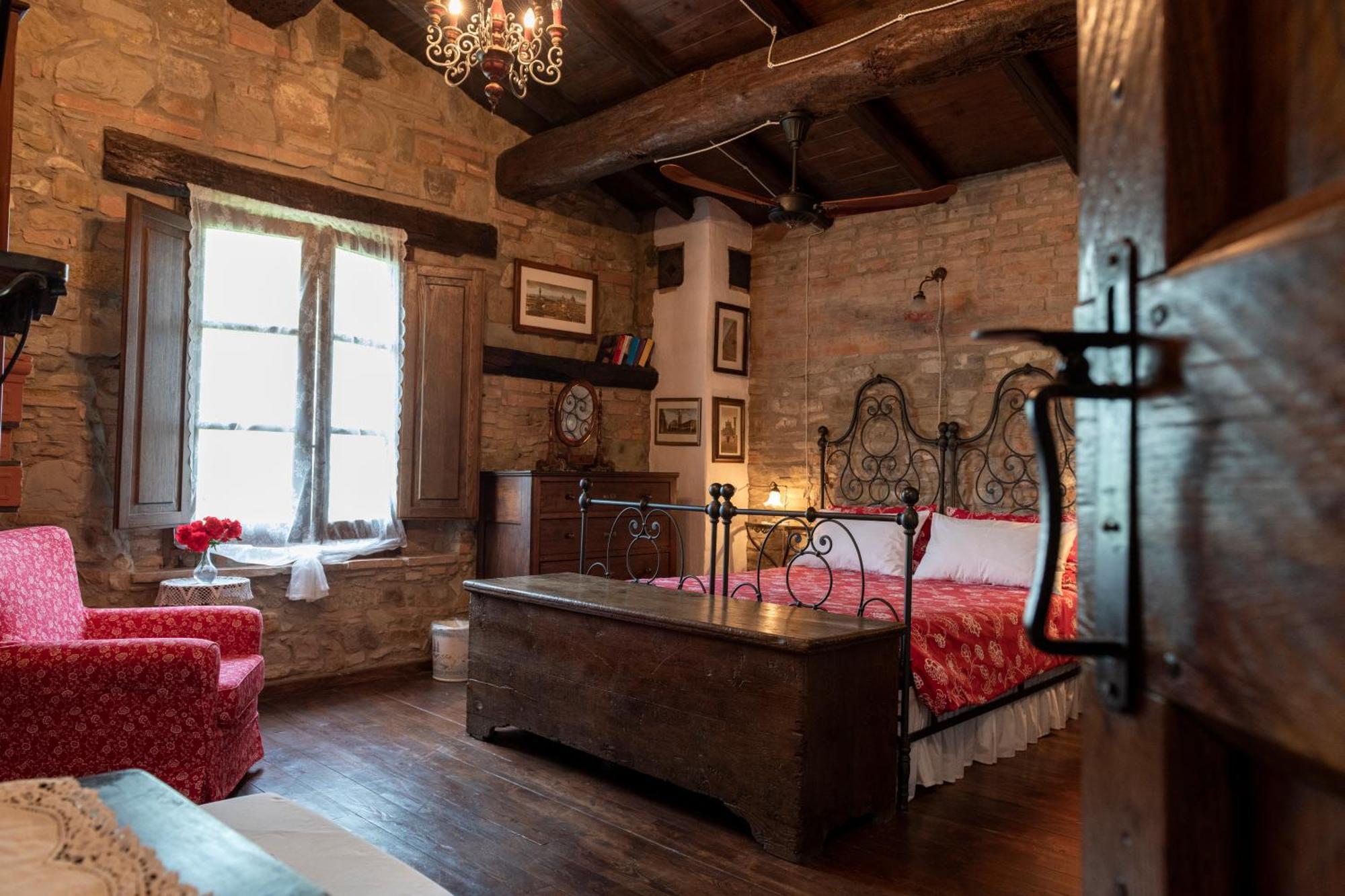 Cascina La Buca Guest House Castello di Serravalle Екстериор снимка