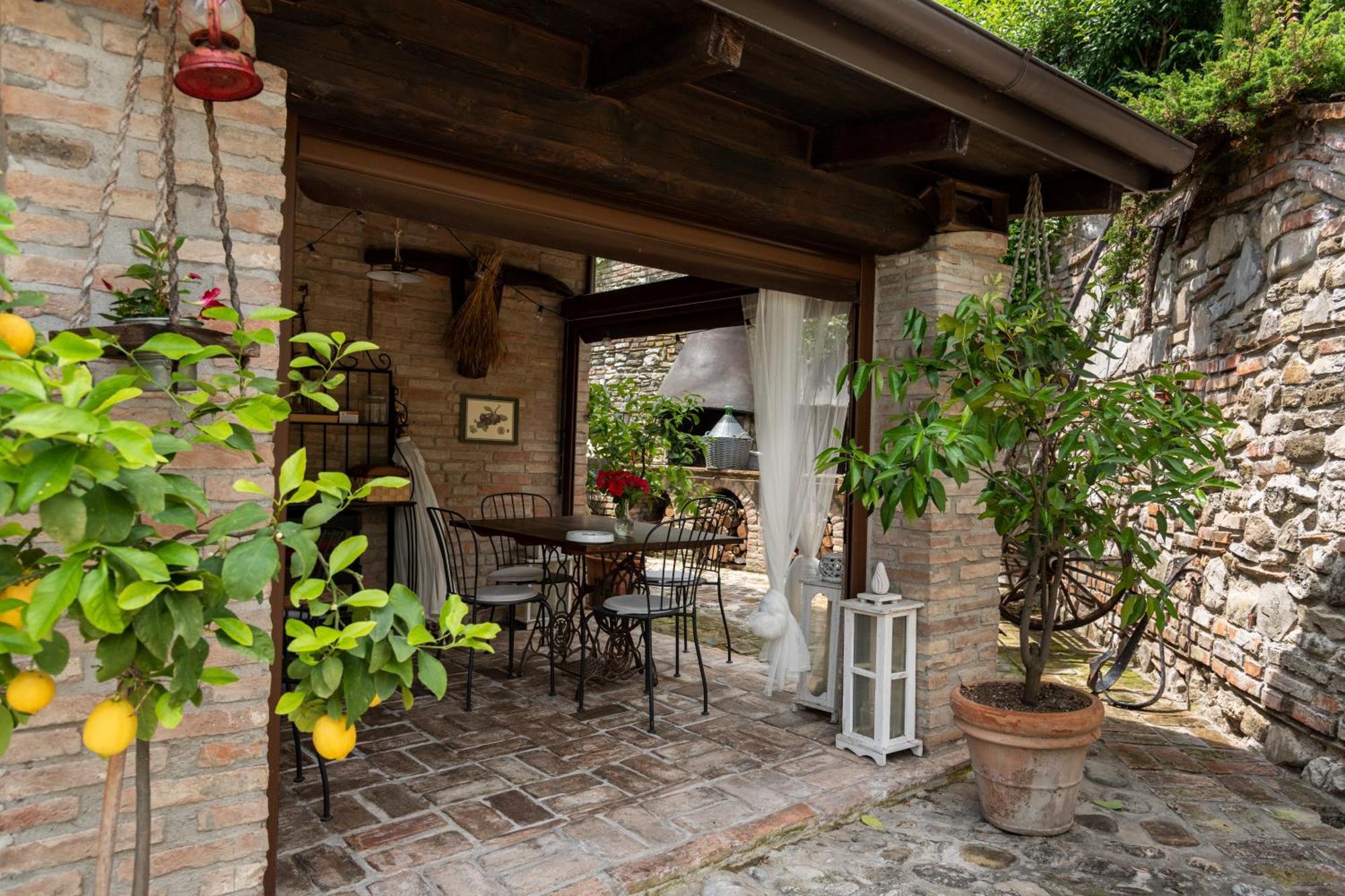 Cascina La Buca Guest House Castello di Serravalle Екстериор снимка