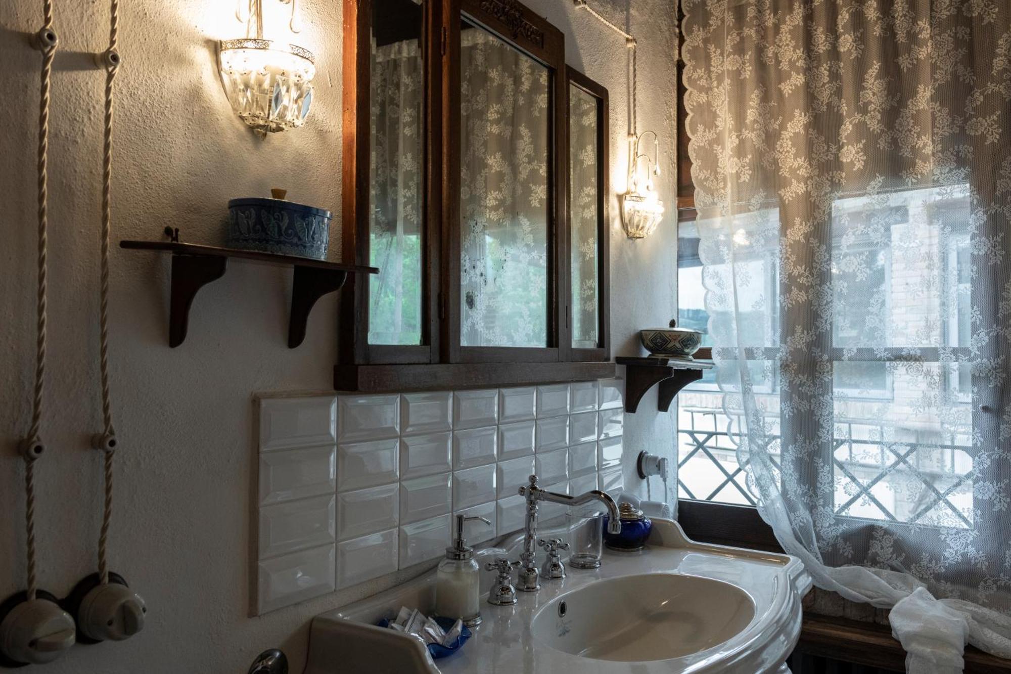 Cascina La Buca Guest House Castello di Serravalle Екстериор снимка