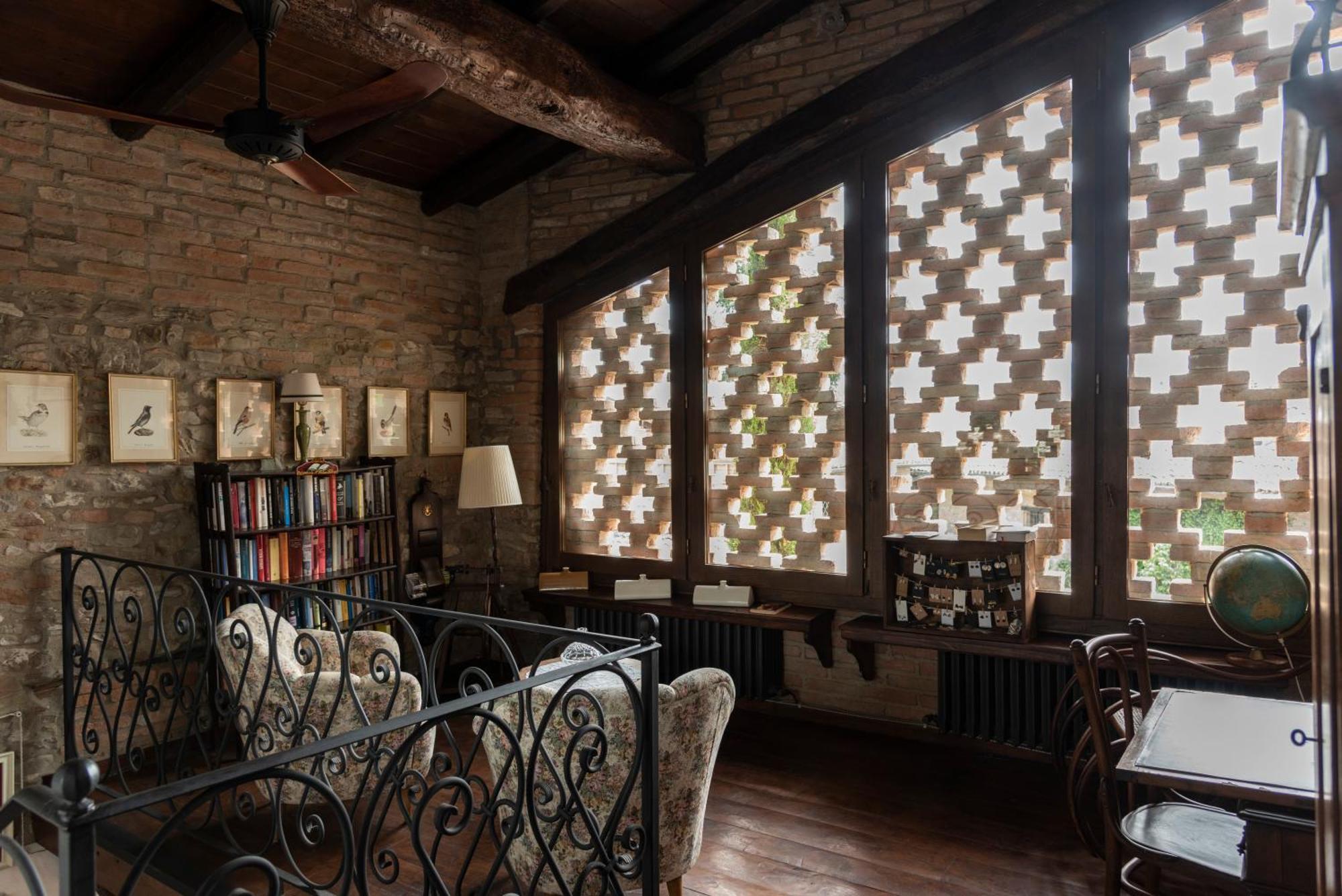 Cascina La Buca Guest House Castello di Serravalle Екстериор снимка