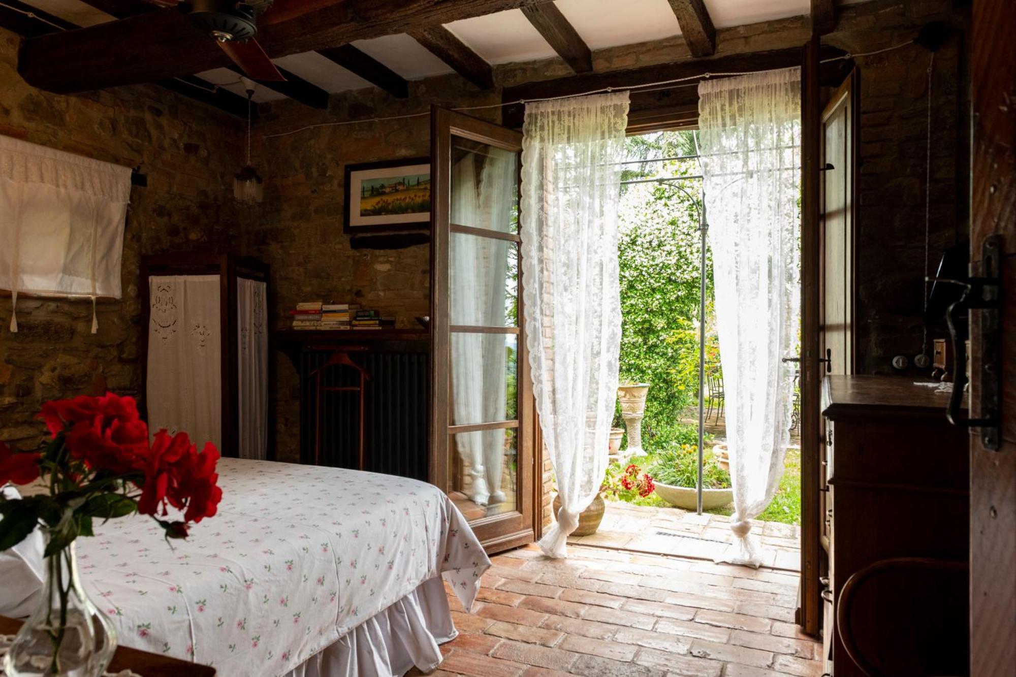Cascina La Buca Guest House Castello di Serravalle Екстериор снимка