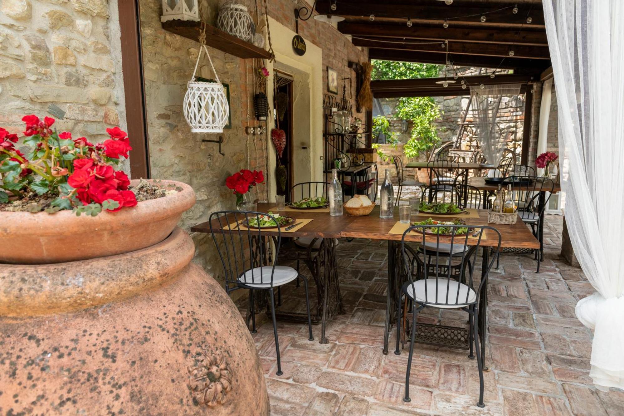 Cascina La Buca Guest House Castello di Serravalle Екстериор снимка