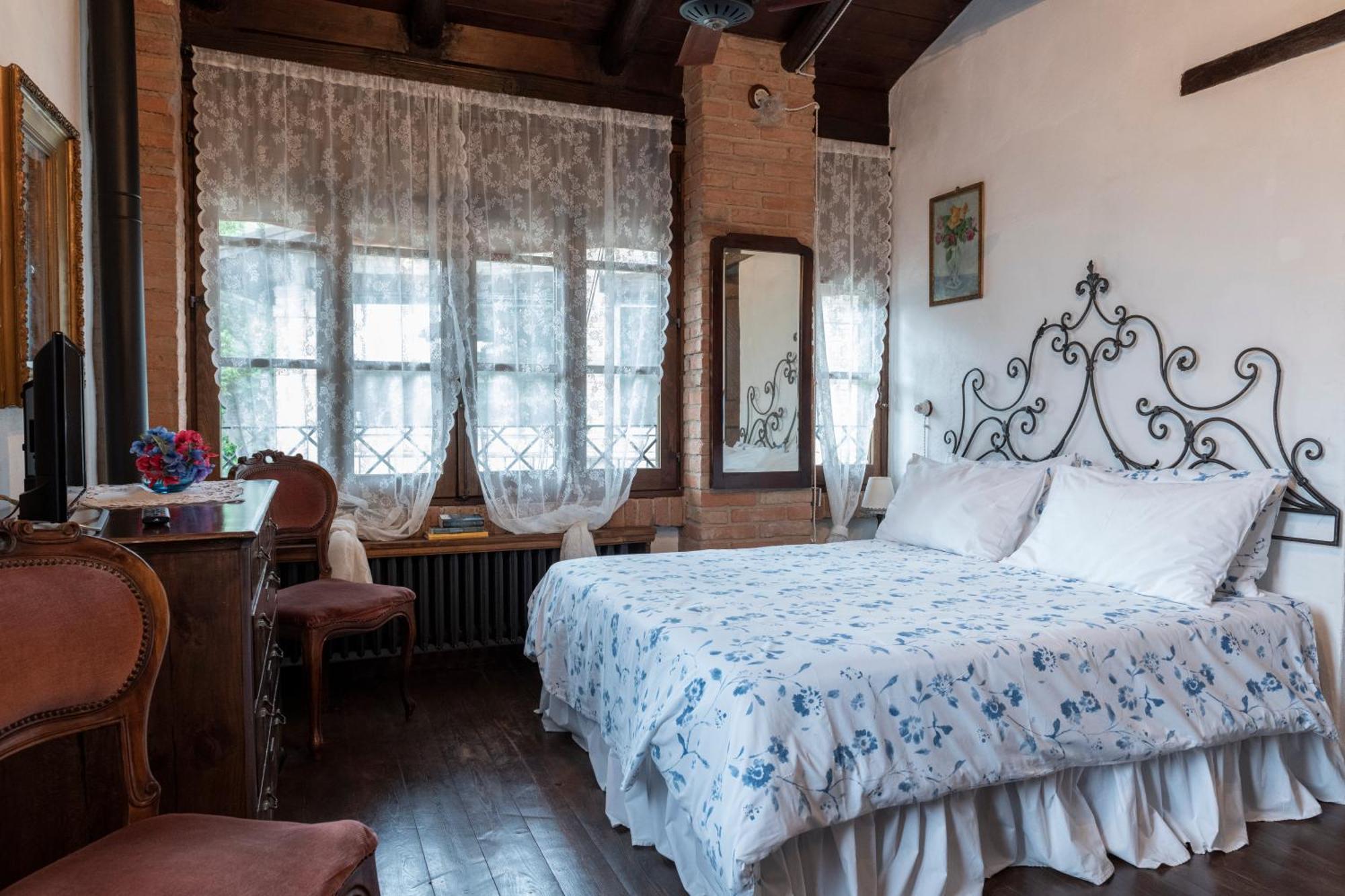 Cascina La Buca Guest House Castello di Serravalle Екстериор снимка