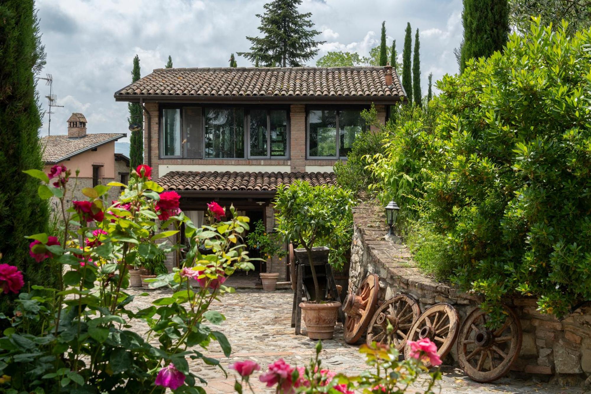 Cascina La Buca Guest House Castello di Serravalle Екстериор снимка