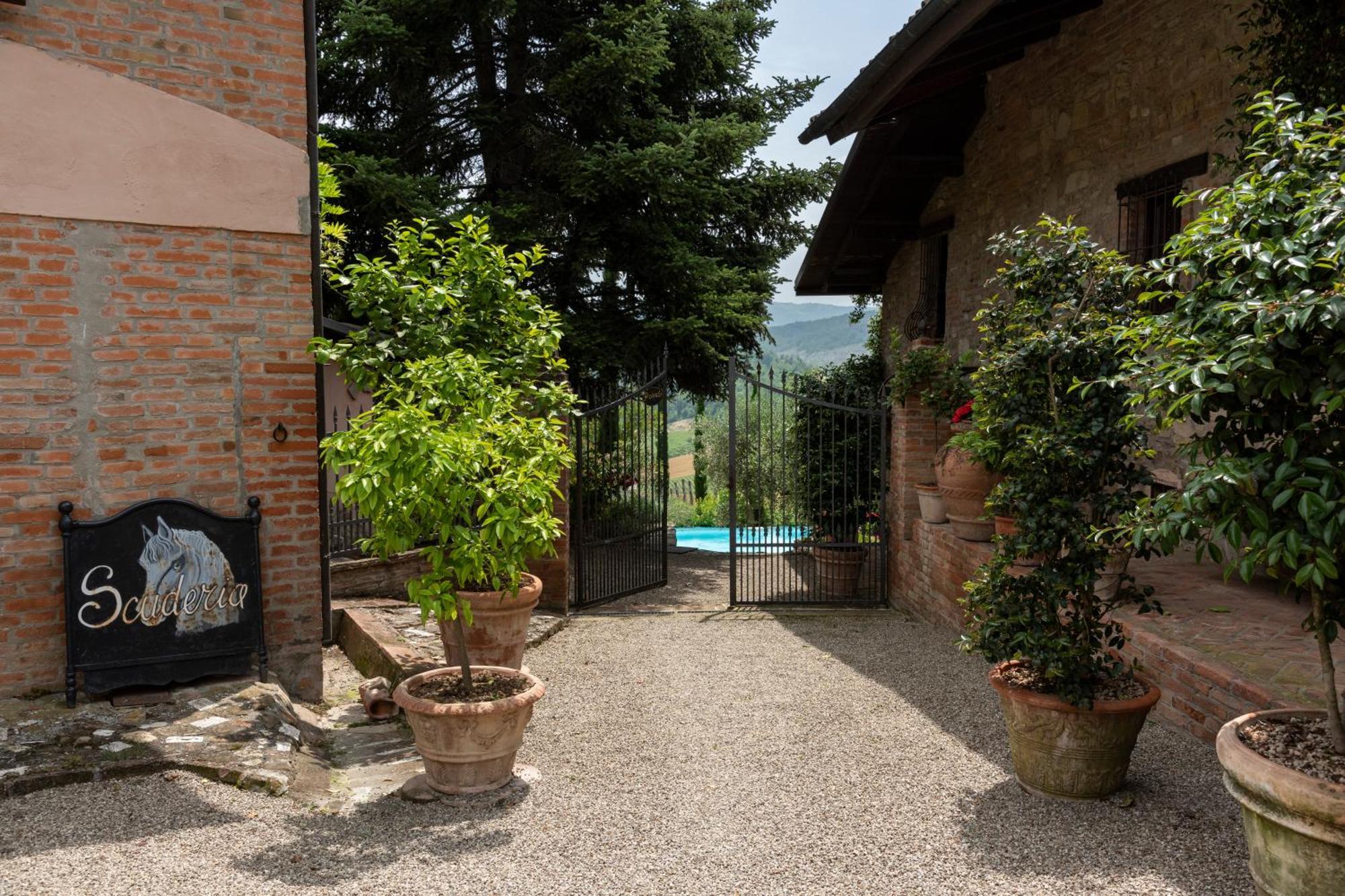 Cascina La Buca Guest House Castello di Serravalle Екстериор снимка