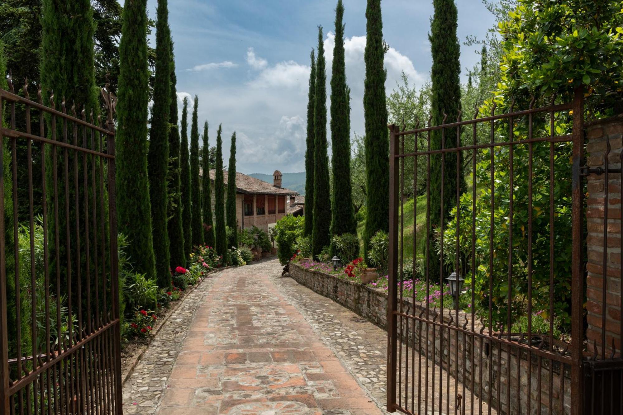 Cascina La Buca Guest House Castello di Serravalle Екстериор снимка