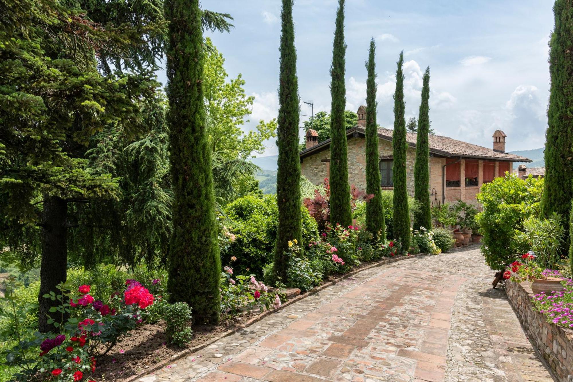 Cascina La Buca Guest House Castello di Serravalle Екстериор снимка
